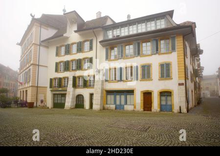 Place de la Liberté nella città medievale di la Neuville, situato sulle rive del lago di Biel. Cantone di Berna, Svizzera. Foto Stock