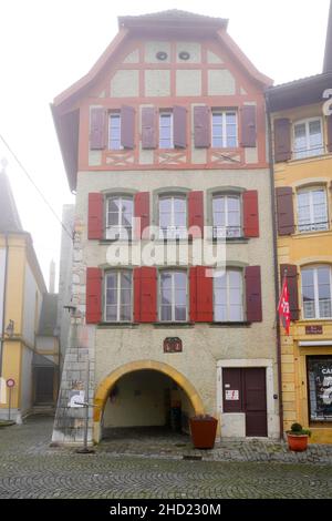 Rue de l'Hopital, città medievale di la Neuville, situato sulle rive del lago di Biel. Cantone di Berna, Svizzera. Foto Stock