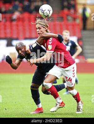 BRISTOL, REGNO UNITO. GEN 2nd Benik Afobe of Millwall batte per il possesso di Ryley Towler di Bristol City durante la partita del Campionato Sky Bet tra Bristol City e Millwall ad Ashton Gate, Bristol domenica 2nd gennaio 2022. (Credit: Kieran Riley | MI News) Credit: MI News & Sport /Alamy Live News Foto Stock