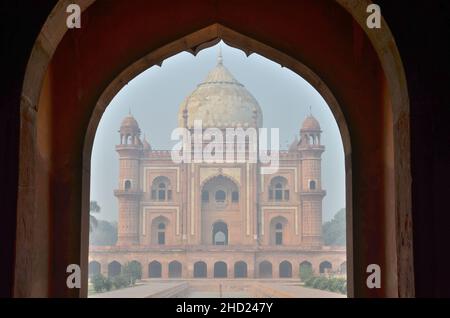 Vista della tomba di Safdarjung dall'ingresso, Delhi Foto Stock