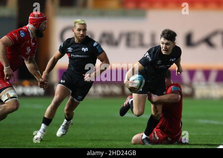 Llanelli, Regno Unito. 01st Jan 2022. Josh Thomas of Ospreys è stato affrontato.United Rugby Championship Match, Scarlets v Ospreys al Parc y Scarlets Stadium di Llanelli, Galles del Sud il giorno di Capodanno Sabato 1st gennaio 2022, Il gioco si sta svolgendo a porte chiuse a causa delle nuove restrizioni del governo gallese, entrate in vigore il 26th 2021 dicembre. pic di Andrew Orchard/Andrew Orchard SPORTS photography/Alamy Live News credito: Andrew Orchard SPORTS photography/Alamy Live News Foto Stock