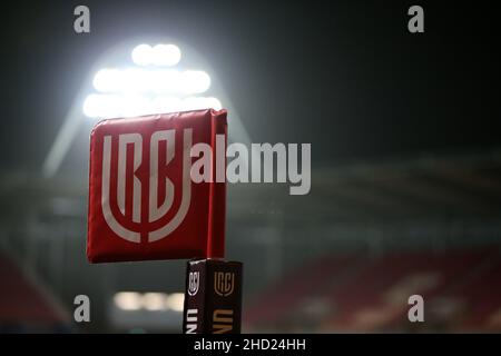 Llanelli, Regno Unito. 01st Jan 2022. Indicatore angolo con marchio URC. Partita United Rugby Championship, Scarlets contro Ospreys allo stadio Parc y Scarlets di Llanelli, Galles del Sud, il giorno di Capodanno sabato 1st gennaio 2022, Il gioco si sta svolgendo a porte chiuse a causa delle nuove restrizioni del governo gallese, entrate in vigore il 26th 2021 dicembre. pic di Andrew Orchard/Andrew Orchard SPORTS photography/Alamy Live News credito: Andrew Orchard SPORTS photography/Alamy Live News Foto Stock