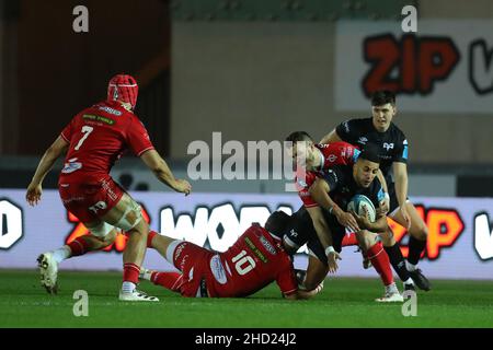 Llanelli, Regno Unito. 01st Jan 2022. Keelan Giles of Ospreys è affrontata.United Rugby Championship Match, Scarlets v Ospreys al Parc y Scarlets Stadium di Llanelli, Galles del Sud il giorno di Capodanno Sabato 1st gennaio 2022, Il gioco si sta svolgendo a porte chiuse a causa delle nuove restrizioni del governo gallese, entrate in vigore il 26th 2021 dicembre. pic di Andrew Orchard/Andrew Orchard SPORTS photography/Alamy Live News credito: Andrew Orchard SPORTS photography/Alamy Live News Foto Stock