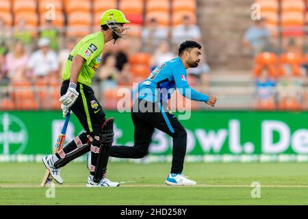 Sydney, Australia. 02nd Jan 2022. Rashid Khan of Strikers Bowls durante la partita tra Sydney Thunder e Adelaide Strikers al Sydney Showground Stadium, il 02 gennaio 2022, a Sydney, Australia. (Solo per uso editoriale) Credit: Izhar Ahmed Khan/Alamy Live News/Alamy Live News Foto Stock