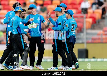 Sydney, Australia. 02nd Jan 2022. Peter Siddle of Strikers festeggia con i compagni di squadra dopo aver preso il cazzo durante la partita tra Sydney Thunder e Adelaide Strikers al Sydney Showground Stadium, il 02 gennaio 2022, a Sydney, Australia. (Solo per uso editoriale) Credit: Izhar Ahmed Khan/Alamy Live News/Alamy Live News Foto Stock