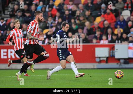 Londra, Regno Unito. 02nd Jan 2022. Danny Ings di Aston Villa (20) spara e segna il suo obiettivo team 1st. Partita della Premier League, Brentford contro Aston Villa al Brentford Community Stadium di Brentford, Londra, domenica 2nd gennaio 2022. Questa immagine può essere utilizzata solo per scopi editoriali. Solo per uso editoriale, licenza richiesta per uso commerciale. Nessun uso in scommesse, giochi o un singolo club/campionato/player pubblicazioni. pic di Steffan Bowen/Andrew Orchard sport fotografia/Alamy Live news credito: Andrew Orchard sport fotografia/Alamy Live News Foto Stock