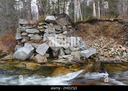 Resti di un trespolo al fiume Gale che attraversa la ferrovia di Profilo abbandonato & Franconia Notch a Betlemme, New Hampshire. Questa ferrovia era Foto Stock