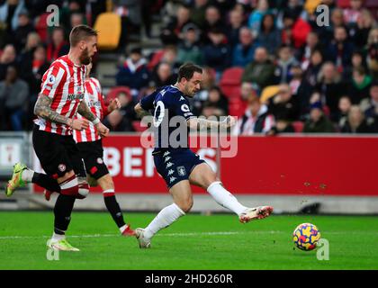 Brentford Community Stadium, Londra, Regno Unito. 2nd Jan 2022. Premier League Football Brentford contro Aston Villa; Danny Ings di Aston Villa spara e segna il suo goal 1st nei 16th minuti per renderlo 0-1 Credit: Action Plus Sports/Alamy Live News Foto Stock