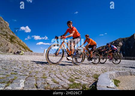 Ben King del team Rally Cycling e altri due ciclisti stanno correndo sulla Tremola San Gottardo al Tour de Suisse 2021. Foto Stock