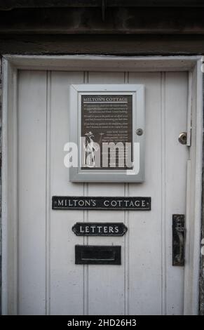 Avviso sulla porta d'ingresso al museo nel cottage del poeta inglese John Milton. Chalfont St. Giles, Buckinghamshire, Inghilterra, Regno Unito. Foto Stock