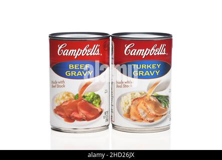 IRVINE, CALIFORNIA - 1 JAN 2022: Due lattine di manzo Campbells e salsa di tacchino. Foto Stock