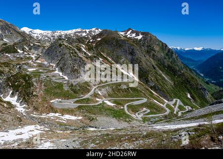 La parte meridionale della Tremola San Gottardo, una delle strade lastricate più alte d'Europa, costruita tra il 1827 e il 1832. Foto Stock