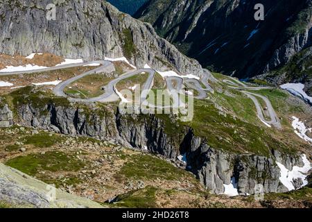 La parte meridionale della Tremola San Gottardo, una delle strade lastricate più alte d'Europa, costruita tra il 1827 e il 1832. Foto Stock