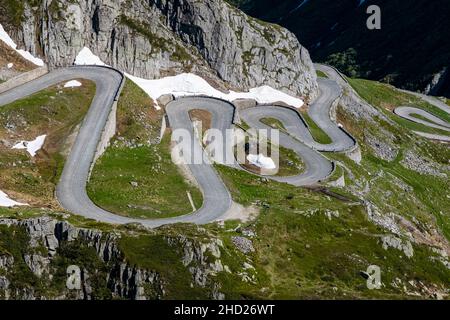 La parte meridionale della Tremola San Gottardo, una delle strade lastricate più alte d'Europa, costruita tra il 1827 e il 1832. Foto Stock