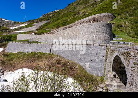La parte meridionale della Tremola San Gottardo, una delle strade lastricate più alte d'Europa, costruita tra il 1827 e il 1832. Foto Stock