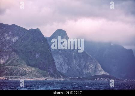 Vista delle isole Lofoten dal traghetto che va da Moskenes a Bodo Foto Stock