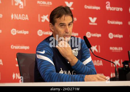 Siviglia, Spagna. 02nd Jan 2022. Julen Lopetegui, direttore del Sevilla FC, ha visto alla conferenza stampa prima della partita LaLiga Santander tra Sevilla FC e Cadiz CF a Siviglia. (Photo credit: Mario Diaz Rasero Credit: Gonzales Photo/Alamy Live News Foto Stock