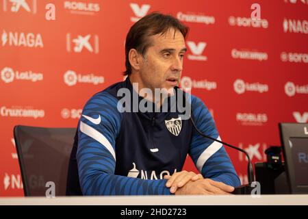 Siviglia, Spagna. 02nd Jan 2022. Julen Lopetegui, direttore del Sevilla FC, ha visto alla conferenza stampa prima della partita LaLiga Santander tra Sevilla FC e Cadiz CF a Siviglia. (Photo credit: Mario Diaz Rasero Credit: Gonzales Photo/Alamy Live News Foto Stock