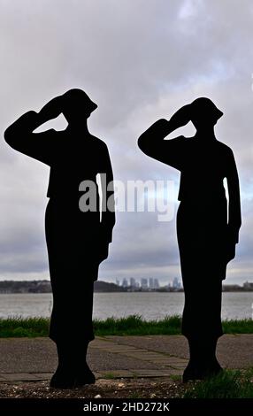 Purfleet. Regno Unito. 02 gennaio 2022. Sentiero del Tamigi. Purfleet. Le Tommie salutanti (sagome Tommy), che commemorano i 26 uomini della Purfleet che hanno perso la vita nella prima guerra mondiale, si trovano accanto al Thames Pathway e al centro storico della Purfleet. Si affacciano sul Tamigi con lo skyline di Londra sullo sfondo. Foto Stock