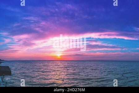 Seascape con fantastico cielo bello in serata. Tramonto sul mare Foto Stock