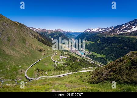 Vista aerea della città di Airolo e parti della strada del passo, visto da sotto il Passo del Gottardo. Foto Stock