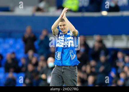 Everton, Regno Unito. 02nd Jan 2022. La nuova firma di Everton Vitaliy Mykolenko viene presentata ai fan di Goodison. Premier League Match, Everton contro Brighton & Hove Albion al Goodison Park di Liverpool domenica 2nd gennaio 2022. Questa immagine può essere utilizzata solo a scopo editoriale. Solo per uso editoriale, licenza richiesta per uso commerciale. Nessun uso in scommesse, giochi o un singolo club / campionato / giocatori pubblicazioni. pic di Chris Stading/Andrew Orchard sport fotografia/Alamy Live news credito: Andrew Orchard sport fotografia/Alamy Live News Foto Stock