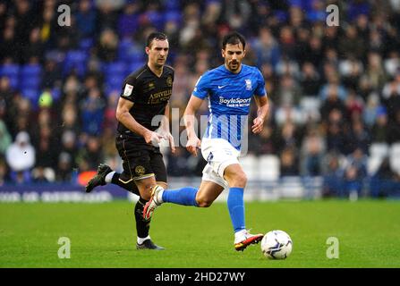 Il Queens Park Rangers' Lee Wallace e il Maxime Colin di Birmingham City durante la partita del campionato Sky Bet a St Andrew's, Birmingham. Data foto: Domenica 2 gennaio 2022. Foto Stock