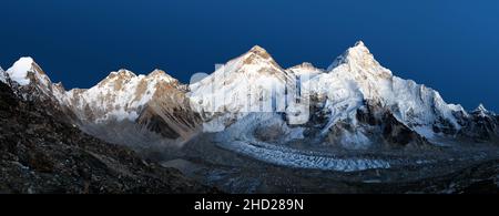 Vista notturna del Monte Everest isolato su sfondo cielo blu, Lhotse e Nuptse dal campo base del Monte Pumo Ri , montagne del Nepal Himalaya Foto Stock