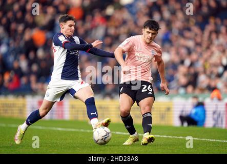 Ryan Giles (a destra) di Cardiff City e Taylor Gardner-Hickman di West Bromwich Albion combattono per la palla durante la partita del campionato Sky Bet presso gli Hawthorns, West Bromwich. Data foto: Domenica 2 gennaio 2022. Foto Stock