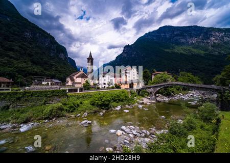 Il paese di Bignasco, pittoresco situato nella valle della Maggia, Valle Maggia. Foto Stock