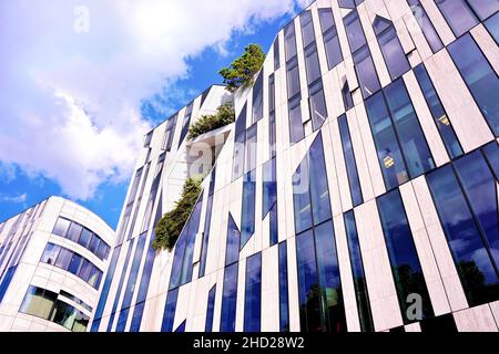 Moderno edificio sostenibile 'Kö-Bogen' a Düsseldorf/Germania con piante nella facciata, progettato dall'architetto stella newyorkese Daniel Libeskind. Foto Stock