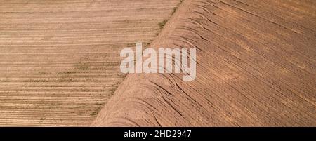 Schema dei segni ripetuti del battistrada delle ruote su un campo arato. Foto Stock