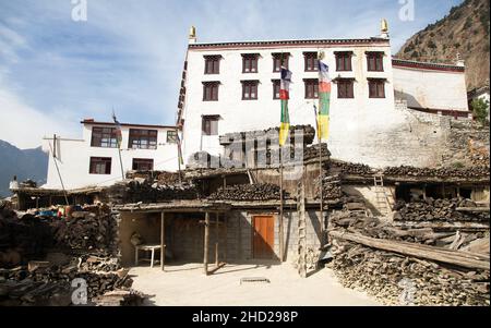 Vista panoramica del villaggio di Marpha e monastero, uno dei migliori villaggi intorno percorso escursionistico circuito Annapurna, Nepal Foto Stock