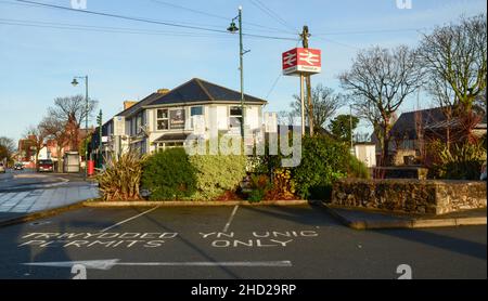 Prestatyn, UK:Dec 14, 2021: Posti auto riservati ai possessori di permessi di stazione solo fuori dalla stazione ferroviaria di Prestatyn. Foto Stock