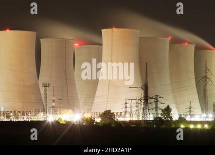 Vista notturna della centrale nucleare Jaslovske Bohunice, delle torri di raffreddamento, della Slovacchia Foto Stock