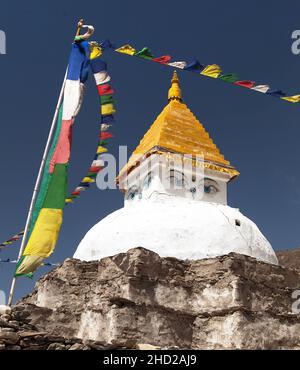 Stupa vicino villaggio di Dingboche con bandiere di preghiera - modo di Campo base Monte Everest - Valle Khumbu - Nepal Foto Stock