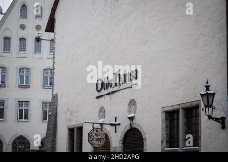 Popolare ristorante di cucina medievale 'Olde Hansa' nella città vecchia di Tallinn. Turismo a Tallinn Foto Stock