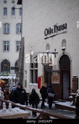 Popolare ristorante di cucina medievale 'Olde Hansa' nella città vecchia di Tallinn. Turismo a Tallinn Foto Stock