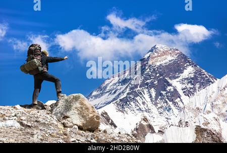 Monte Everest visto dalla valle di Gokyo con turista sulla strada per il campo base Everest, parco nazionale Sagarmatha, valle di Khumbu, Nepal Himalaya montagne Foto Stock