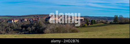 Panorama di Flavigny-sur-Ozerain, un comune francese situato nel dipartimento della Costa d'Or nella regione Bourgogne-Franche-Comte della Francia Foto Stock