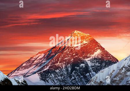 Vista notturna colorata del Monte Everest da Gokyo Ri, Khumbu Valley, Solukhumbu, Sagarmatha parco nazionale, Nepal Foto Stock