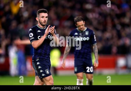 John McGinn di Aston Villa applaude i tifosi dopo la partita della Premier League al Brentford Community Stadium di Londra. Data foto: Domenica 2 gennaio 2022. Foto Stock