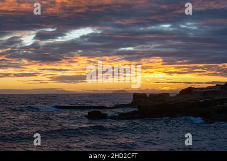 Tramonto sulla costa mediterranea. Isla Plana, nei pressi di Puerto de Mazarrón, Murcia, Spagna Foto Stock