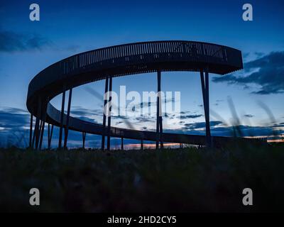 Kobyli Vrch collina con torre Lokout regione della Moravia meridionale - repubblica Ceca. Costruzione a spirale in legno vicino a vigneti e chiesa. Colline di Palava, famoso Foto Stock