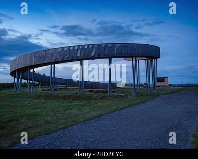 Kobyli Vrch collina con torre Lokout regione della Moravia meridionale - repubblica Ceca. Costruzione a spirale in legno vicino a vigneti e chiesa. Colline di Palava, famoso Foto Stock