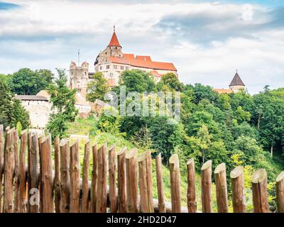 Dalla porta ovest al castello di Pernstejn. Regione della Moravia meridionale, Repubblica Ceca Foto Stock