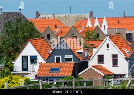 A piedi nella vecchia città olandese Zierikzee con vecchie case e strade, Zeeland, Paesi Bassi Foto Stock