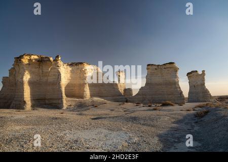 Oakley, Kansas - Monument Rocks, noto anche come Chalk Pyramids, una formazione di gesso Niobrara sulle pianure nel Kansas occidentale. Foto Stock