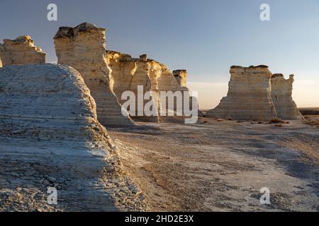 Oakley, Kansas - Monument Rocks, noto anche come Chalk Pyramids, una formazione di gesso Niobrara sulle pianure nel Kansas occidentale. Foto Stock