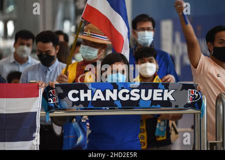 Fan club in attesa di dare il benvenuto alla nazionale di calcio tailandese, all'aeroporto Suvarnabhumi, nella provincia di Samut Prakan, in Thailandia, il 02 gennaio 2022 dopo aver vinto con successo il Campionato ASEAN della Federazione di calcio 2020 (AFF Suzuki Cup 2020). (Foto di Teera Noisakran/Pacific Press) Foto Stock